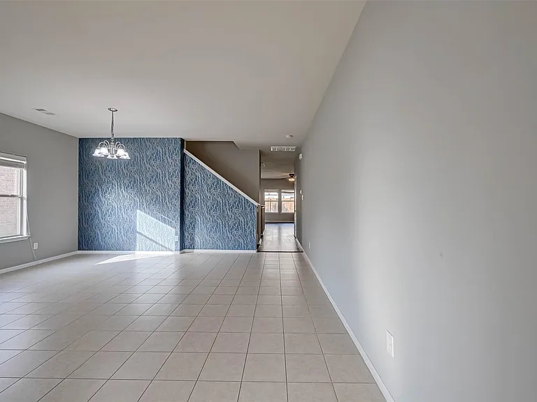 502 Mornington Ln — Photo 3
