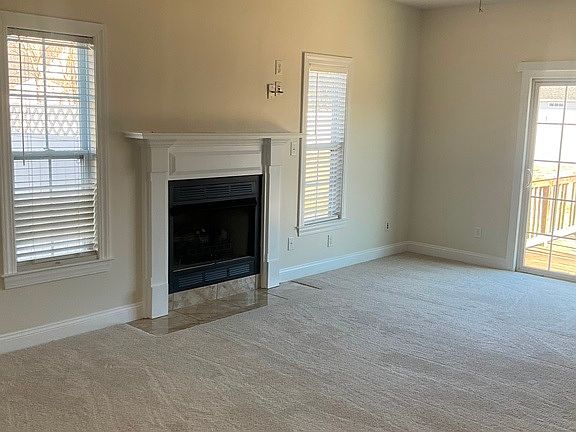 Living Room w/gas log fireplace