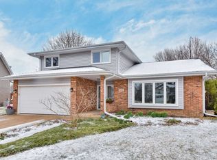 520 Chester Ct W, Aurora, IL 60504
