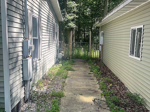 3rd image of 3083 W Isabella Rd