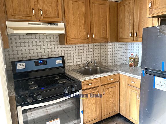 3rd image of 467 18th St #A