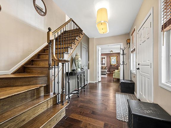2nd image of 3011 Murray St