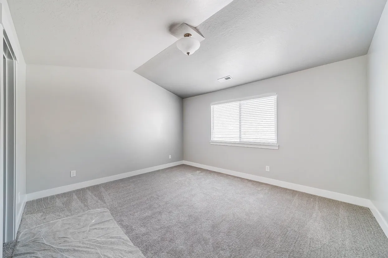 4 bed, 3.5 bath, 2350 sqft, $750 — Photo 3