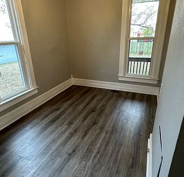 1112 E Locust St — Photo 7