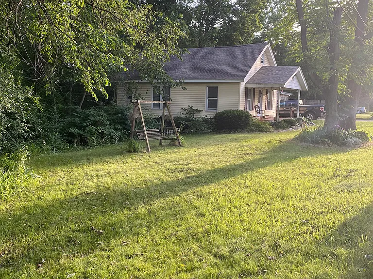 Secluded left side of home with no neighbors