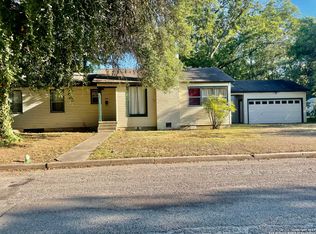 1073 E Humphreys St, Seguin, TX 78155