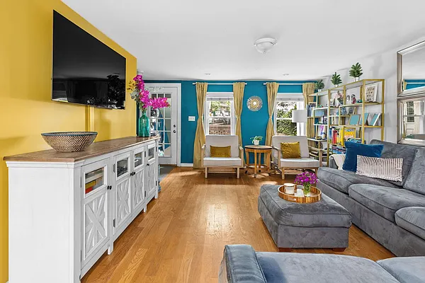 Sold by Compass | media 1