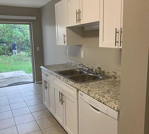 3rd image of 3218 Laurel Dale Dr