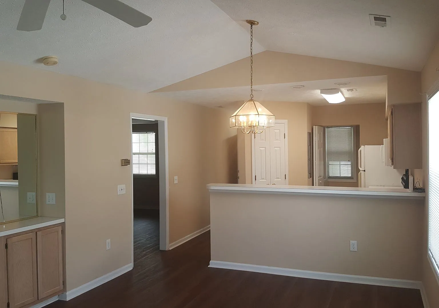 3rd Floor 2 Bedroom in River Oaks — Photo 1