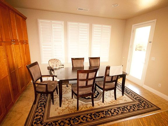 4th image of 905 Farm House Ln