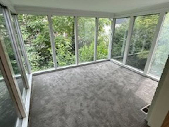4th image of 2670 Grosvenor Pl #B
