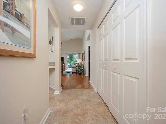 5th image of 85 Clear Creekside Dr
