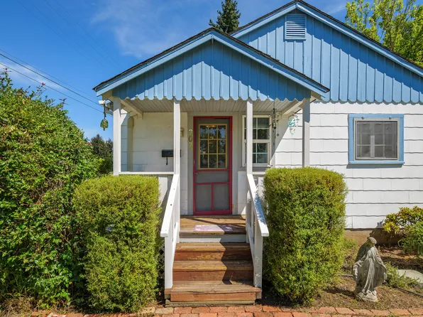 702 NE A St, Grants Pass, OR 97526