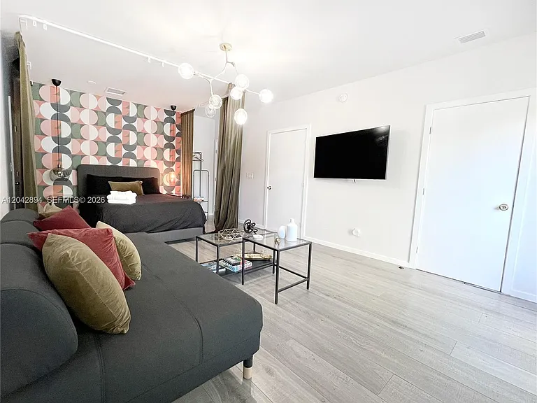 513 SW 18th Ct — Photo 3