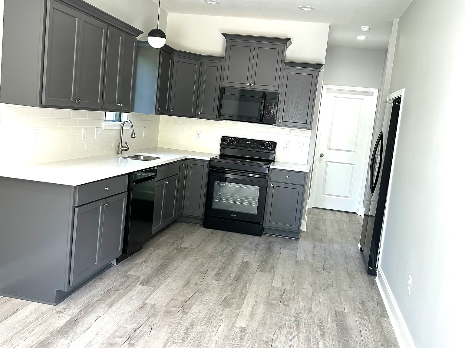 3 bed, 1200 sqft, $1,251 — Photo 2