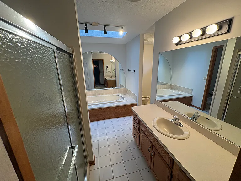 Bathroom (2nd floor)