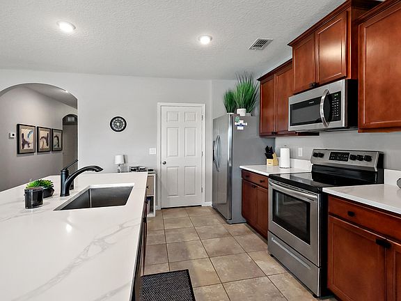 5th image of 2709 Granville Manor SW