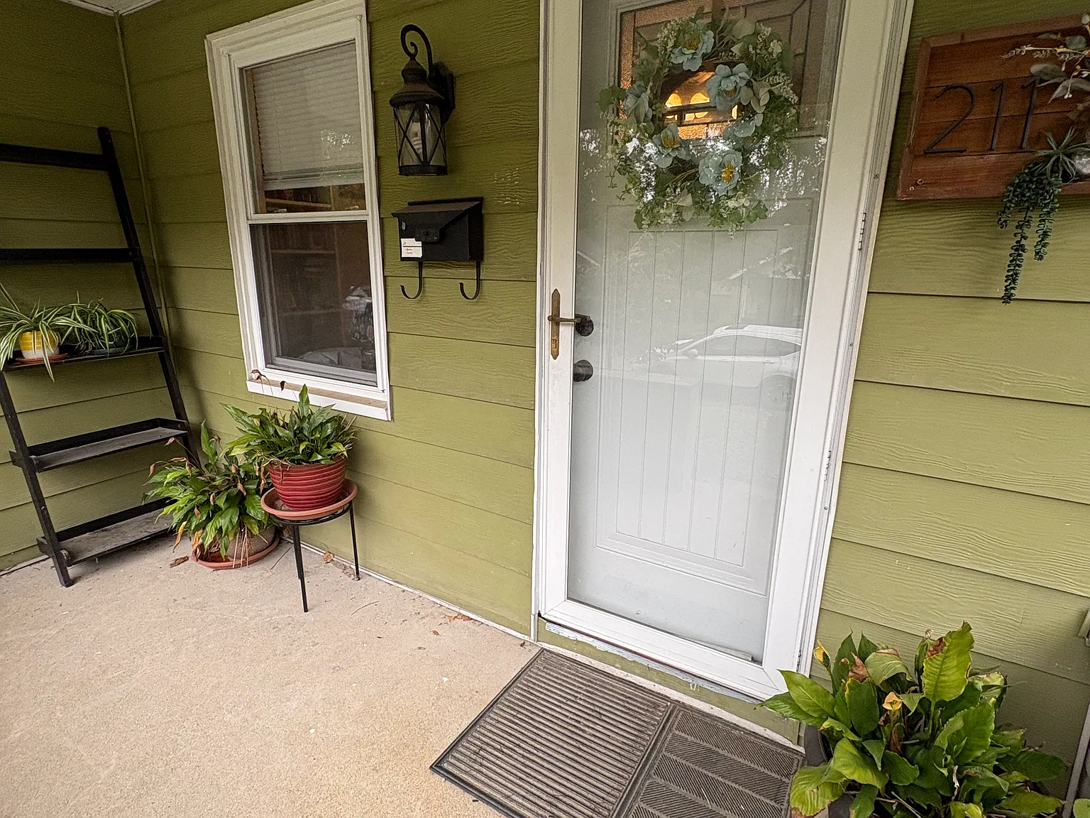 211 E Vermilya Ave — Photo 2