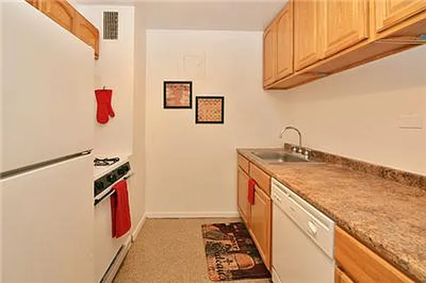 Sold by R New York | media 13