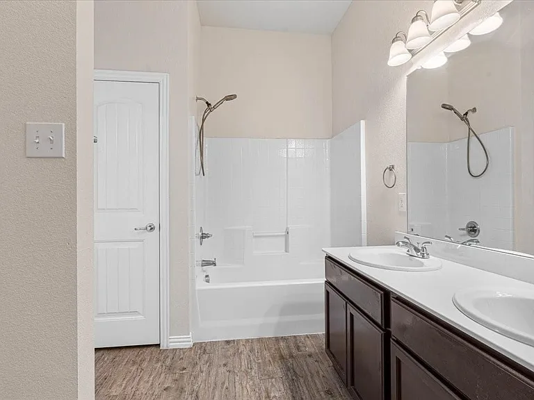 710 Woodcrest Dr — Photo 12