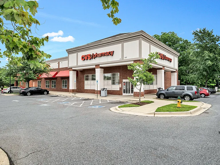 Shopping, retail and convenience moments away