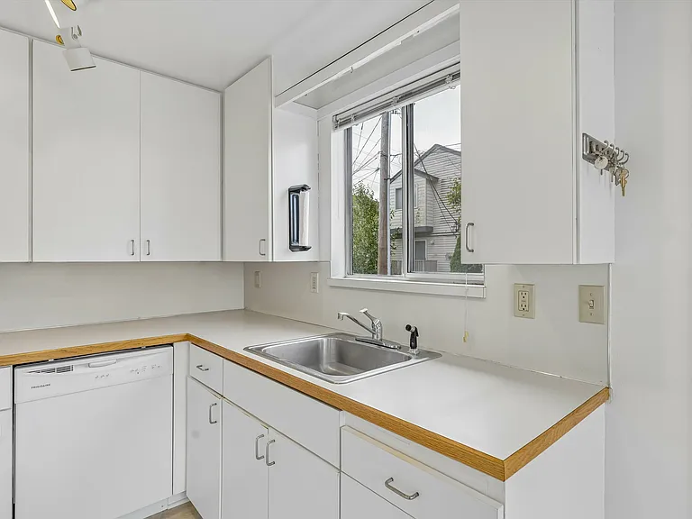533 N 104th St #B — Photo 8