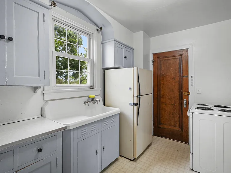 833 Midland St — Photo 17