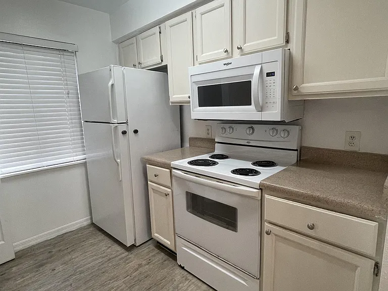 202 Riverbend Dr #201 — Photo 6