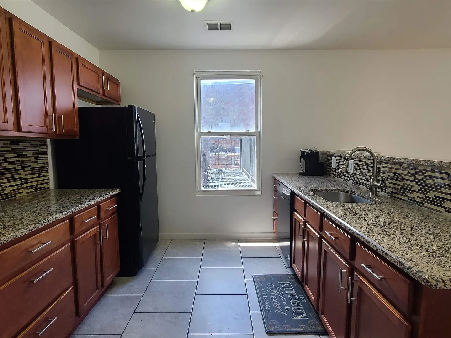 3 bed, 2.0 bath, 1200 sqft, $3,300 — Photo 3