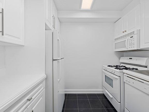 4th image of 225 E 70th St APT 10G
