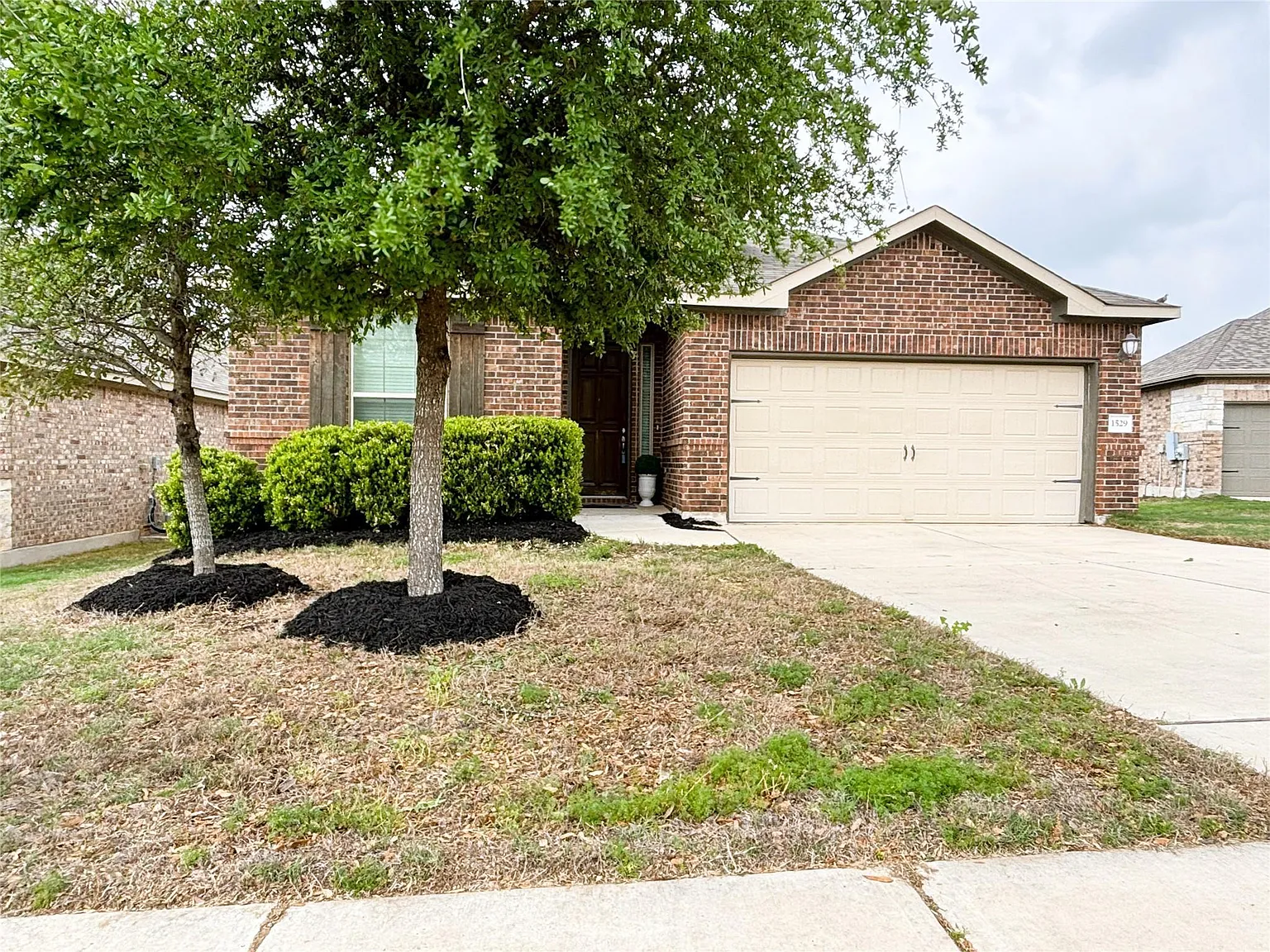 3 bed, 2.0 bath, 2334 sqft, $2,300 — Photo 2