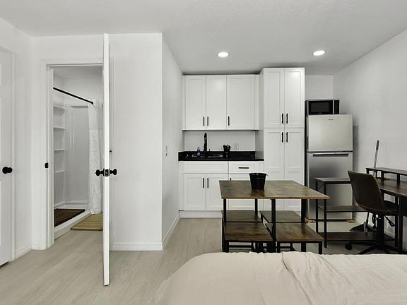 5th image of 3064 S Atlantic Ave Room 12