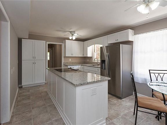 4th image of 1642 Lancaster Ct