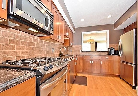 3rd image of 909 Washington St Unit 1