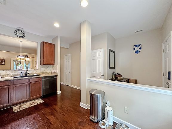 5th image of 202 Chinquapin Dr