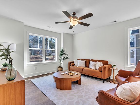 4th image of 402 Woodland Cir