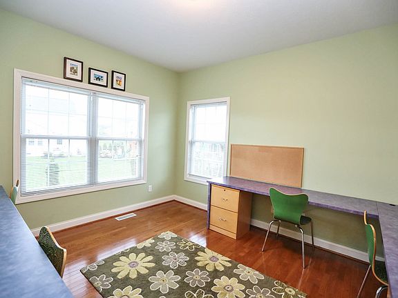 4th image of 10 Corby Ct