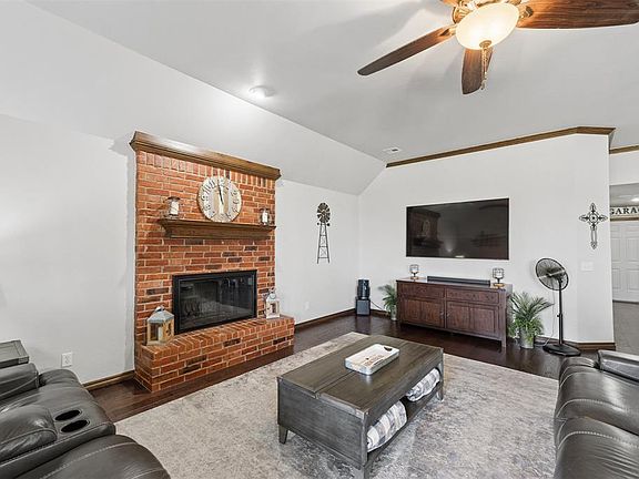 5th image of 4529 Hillcrest Ln