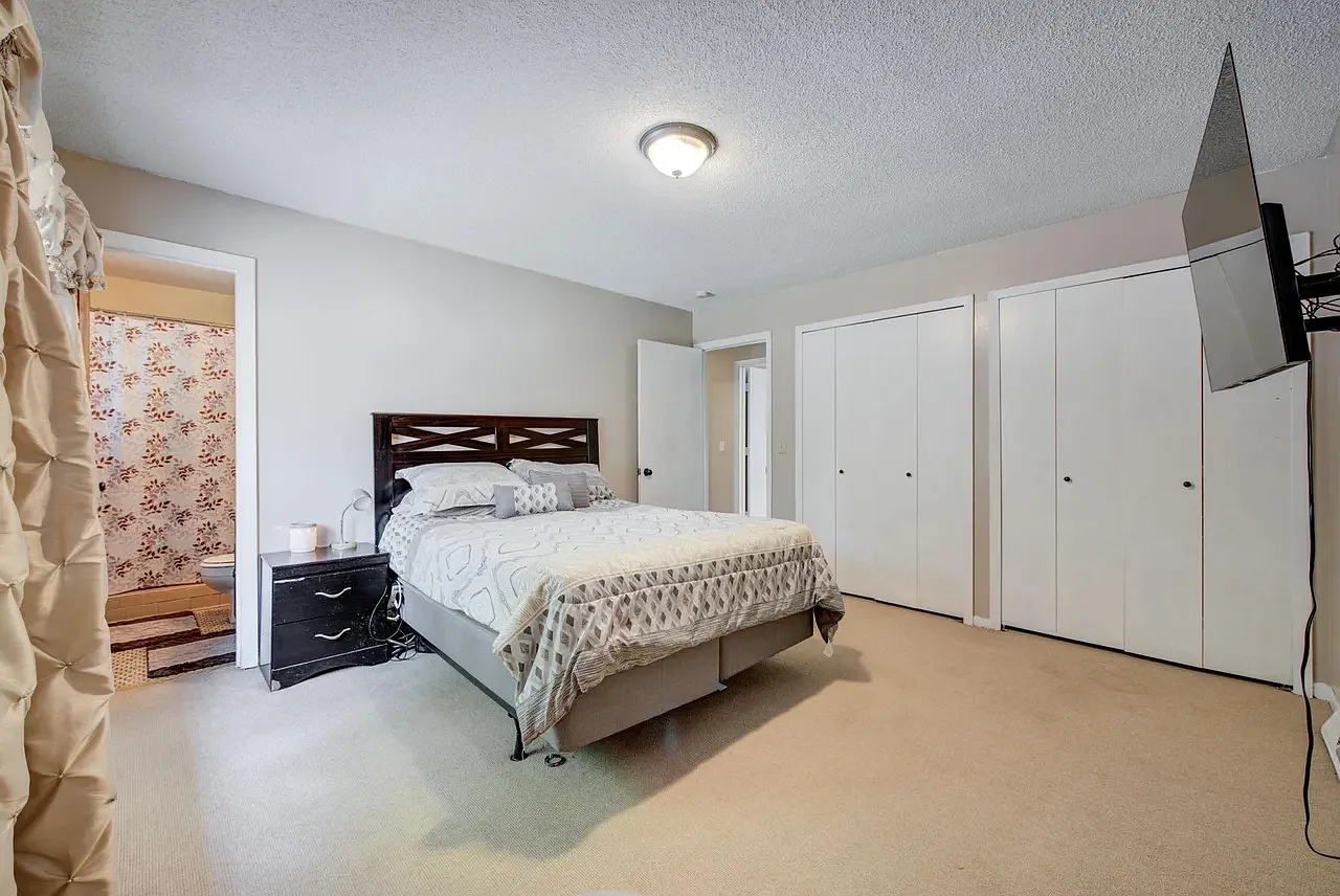 6 bed, 2688 sqft, $3,995 — Photo 3