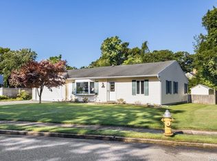 10 Claire Ln, Sayville, NY 11782