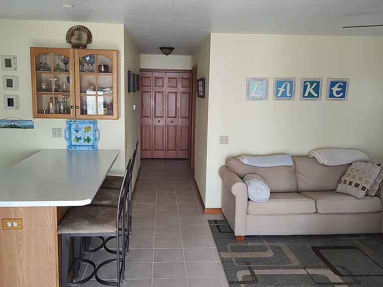 208 E Bayview Dr — Photo 9