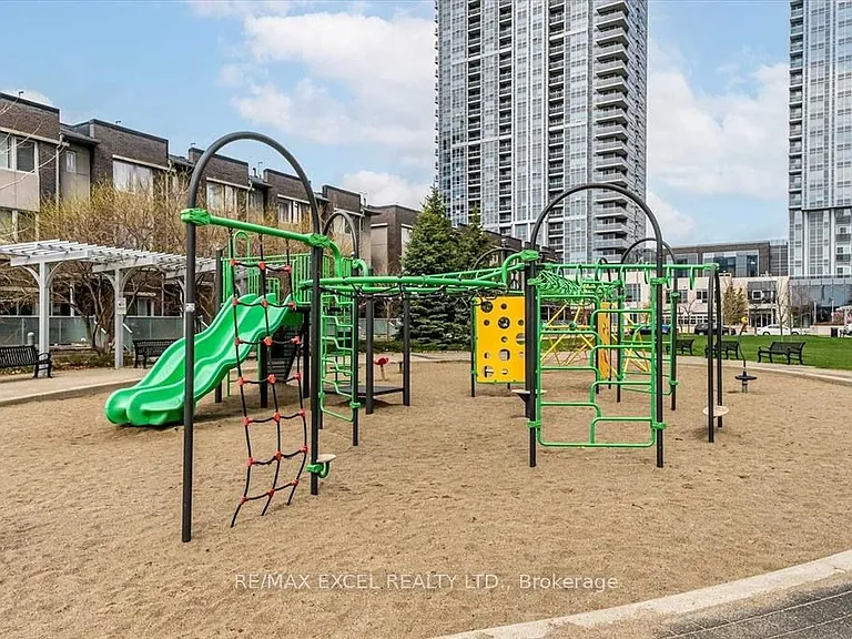 151 Village Green Sq #1806 — Photo 24