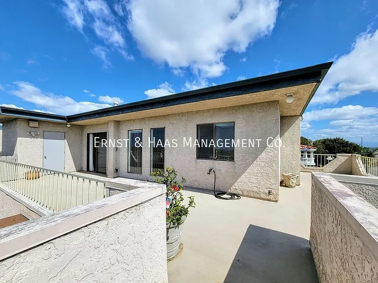 2755 E Hill St — Photo 31