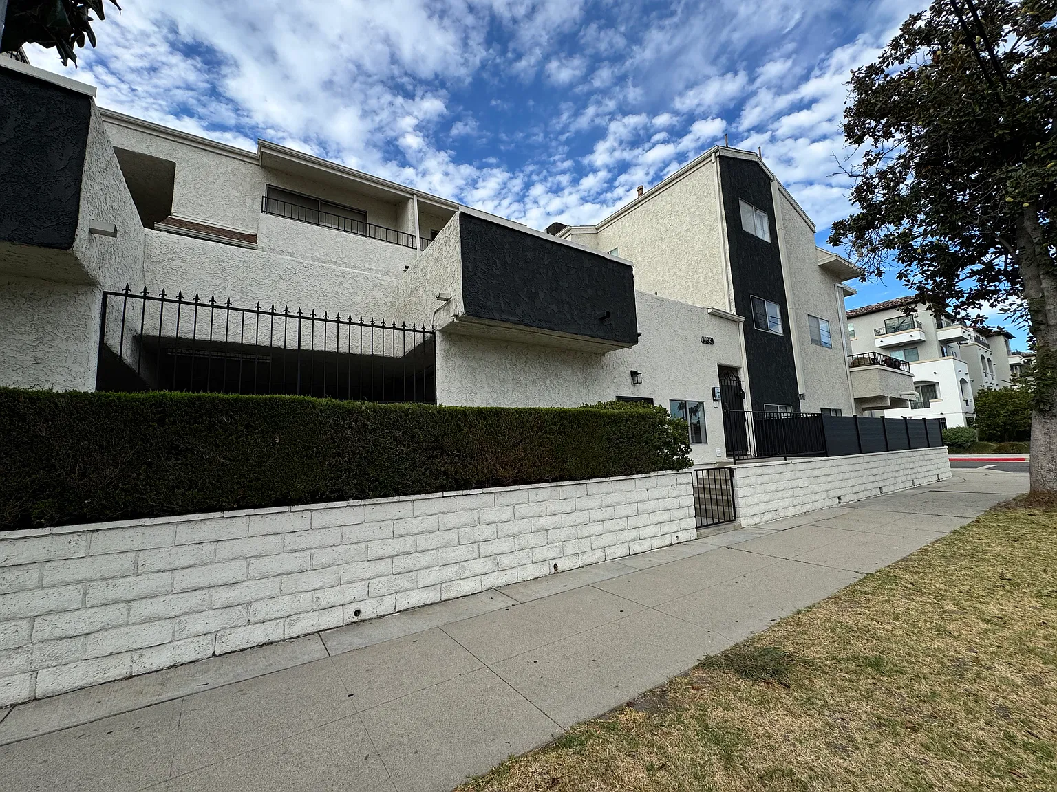 1 bed, 1.5 bath, 850 sqft, $1,995 — Photo 2