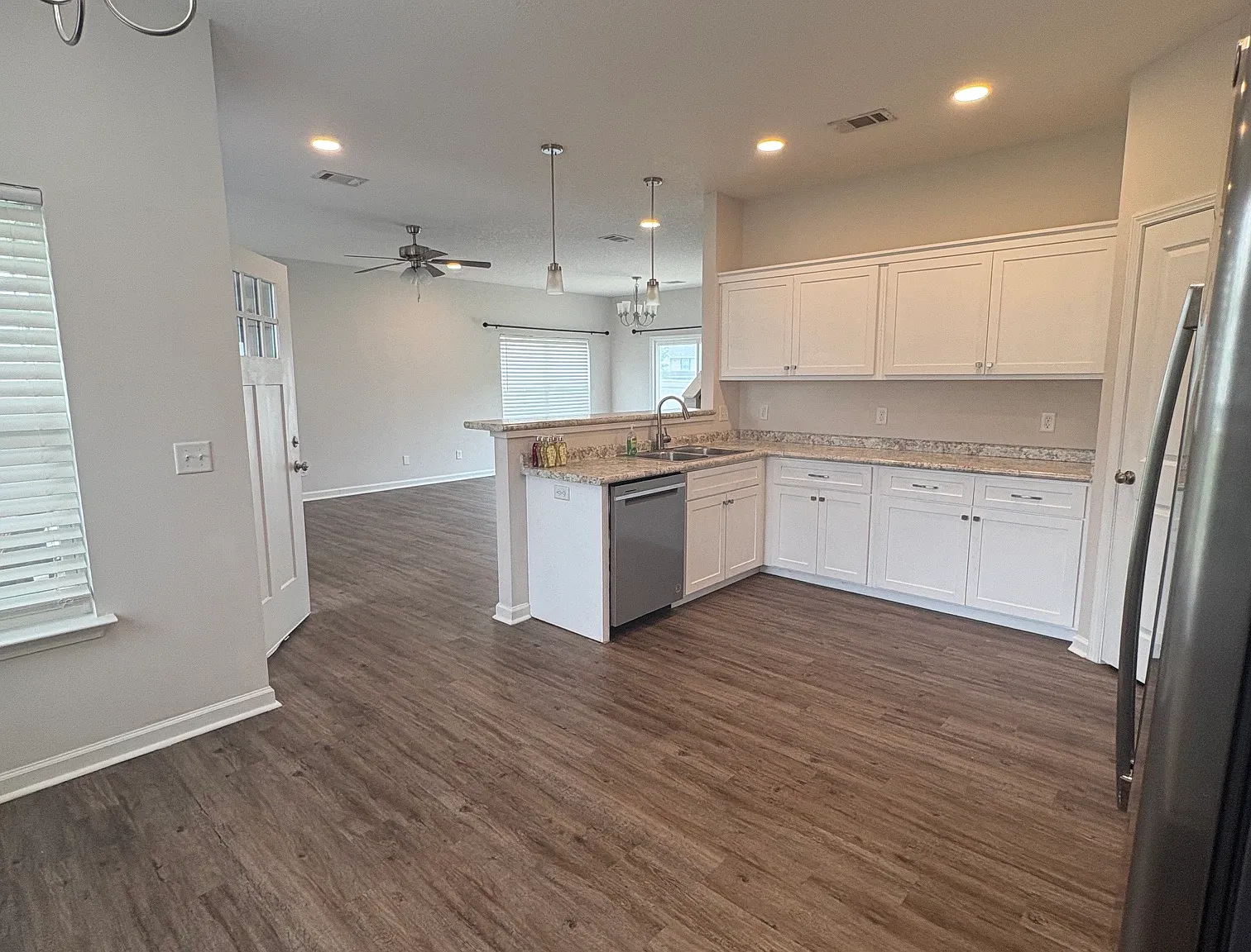 5 bed 3 bath Pet-Friendly Home — Photo 2