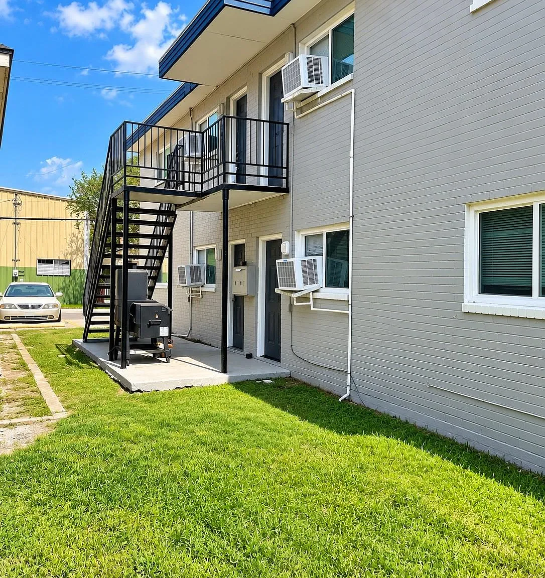 2 bed, 1.0 bath, 2912 sqft, $1,195 — Photo 1