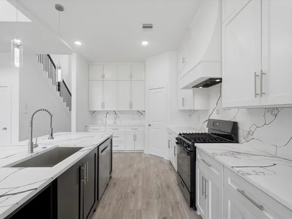 707 S Iowa St, La Porte, TX 77571