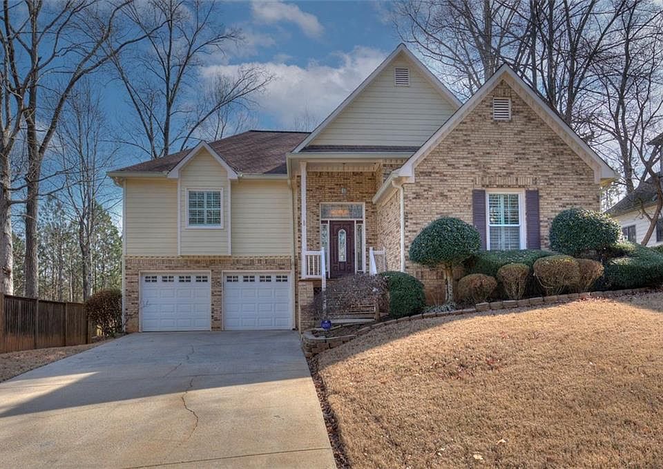 1st image of 215 Tennis Court Ln NW
