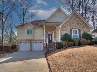 215 Tennis Court Ln NW, Kennesaw, GA