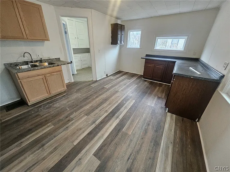 1330 Midland Ave — Photo 11
